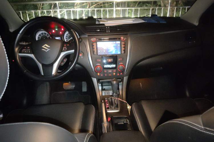 Used Suzuki Kizashi 2011 2.4L Two-Wheel Drive CVT Standard Edition Interior 2