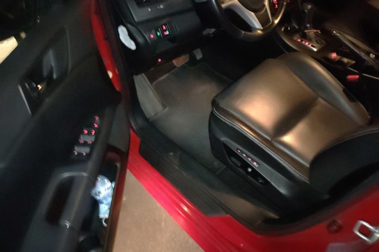Used Suzuki Kizashi 2011 2.4L Two-Wheel Drive CVT Standard Edition Interior 3