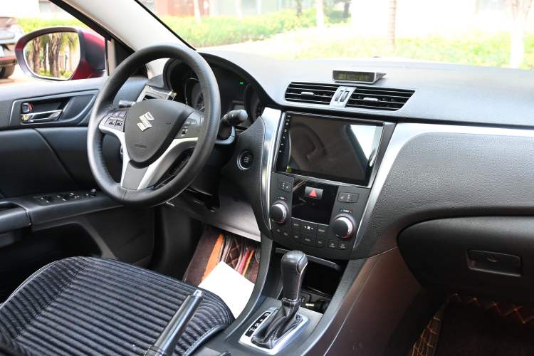 Used Suzuki Kizashi 2011 2.4L Two-Wheel Drive Sport with Navigation Interior 4