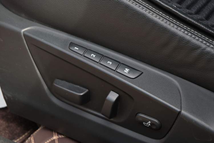 Used Suzuki Kizashi 2011 2.4L Two-Wheel Drive Sport with Navigation Interior 5