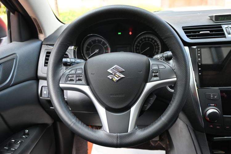 Used Suzuki Kizashi 2011 2.4L Two-Wheel Drive Sport with Navigation Interior 6