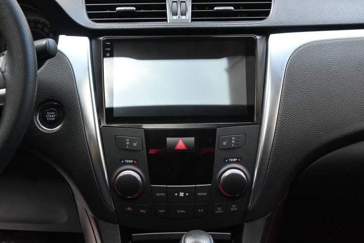 Used Suzuki Kizashi 2011 2.4L Two-Wheel Drive Sport with Navigation Interior 7