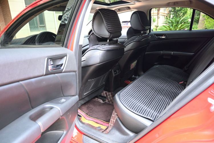 Used Suzuki Kizashi 2011 2.4L Two-Wheel Drive Sport with Navigation Interior 9