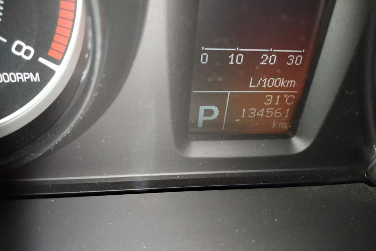Used Suzuki Kizashi 2011 2.4L Two-Wheel Drive CVT Standard Edition Odometer Close Up