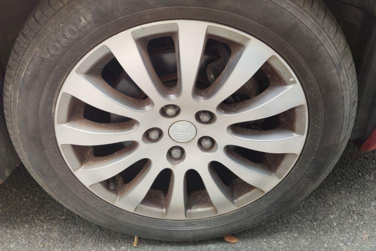 Used Suzuki Kizashi 2011 2.4L Two-Wheel Drive CVT Standard Edition Right Front Wheel Hub