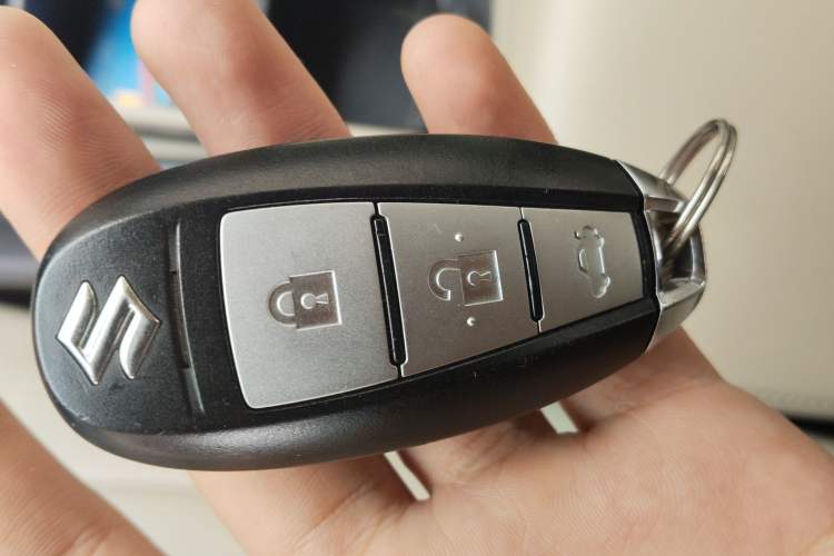 Used Suzuki Kizashi 2011 2.4L Two-Wheel Drive CVT Standard Edition Vehicle Key