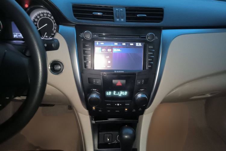 Used Suzuki Kizashi 2011 2.4L Two-Wheel Drive CVT Standard Edition Audio And AC Panel