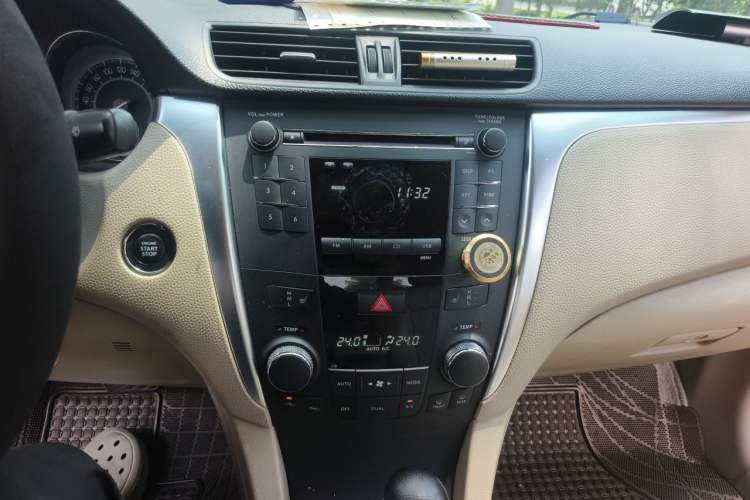 Used Suzuki Kizashi 2011 2.4L Two-Wheel Drive CVT Standard Edition Audio And AC Panel