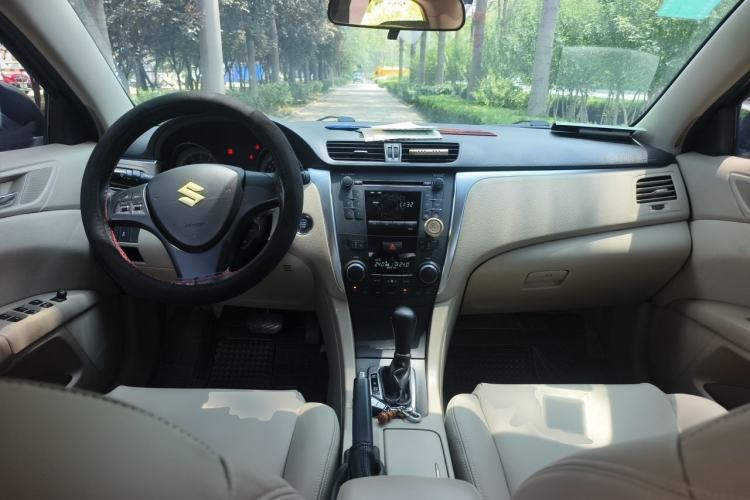 Used Suzuki Kizashi 2011 2.4L Two-Wheel Drive CVT Standard Edition Center Console