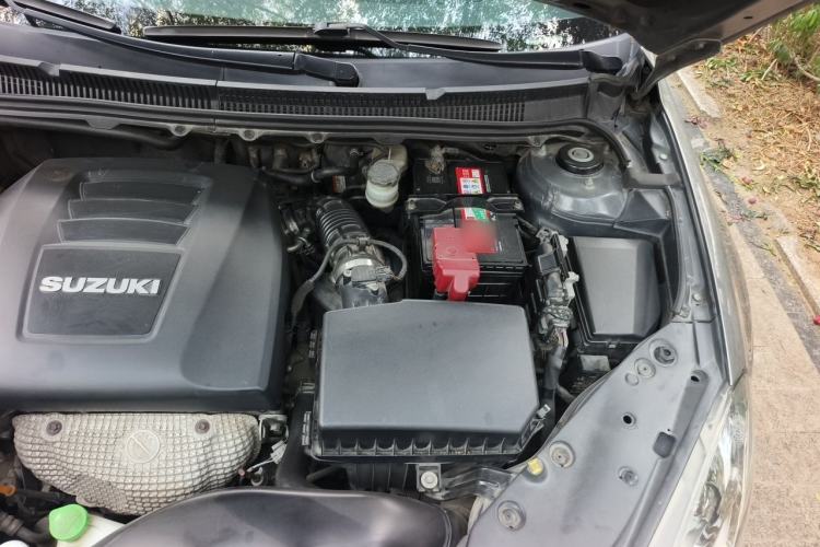 Used Suzuki Kizashi 2011 2.4L Two-Wheel Drive CVT Standard Edition Engine Bay Left