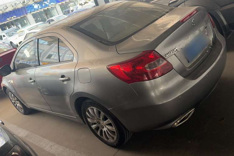 Used Suzuki Kizashi 2011 2.4L Two-Wheel Drive CVT Standard Edition Exterior 5
