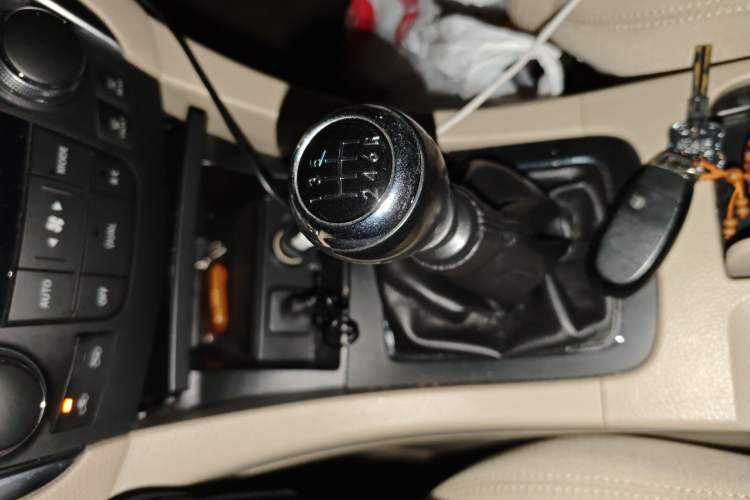 Used Suzuki Kizashi 2011 2.4L Two-Wheel Drive Manual Standard Edition Gear Lever