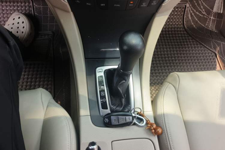 Used Suzuki Kizashi 2011 2.4L Two-Wheel Drive CVT Standard Edition Gear Lever