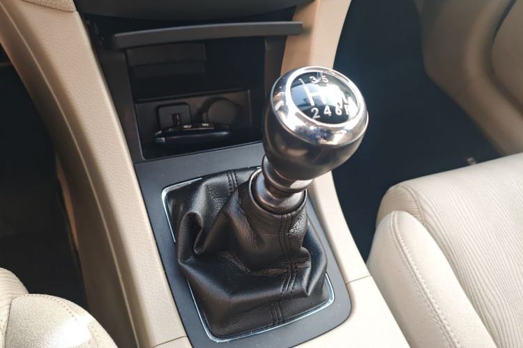 Used Suzuki Kizashi 2011 2.4L Two-Wheel Drive Manual Standard Edition Gear Lever