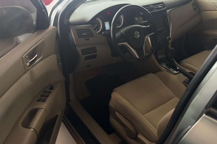 Used Suzuki Kizashi 2011 2.4L Two-Wheel Drive CVT Standard Edition Interior 2