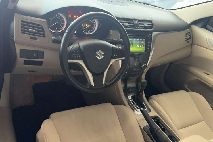 Used Suzuki Kizashi 2011 2.4L Two-Wheel Drive CVT Standard Edition Interior 3