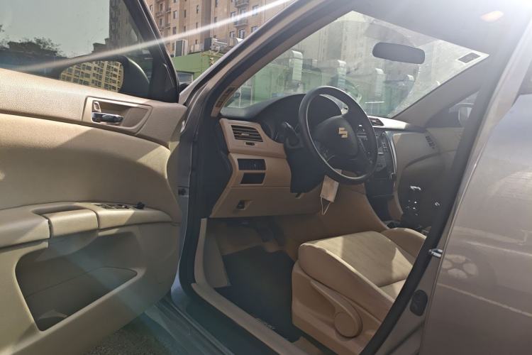 Used Suzuki Kizashi 2011 2.4L Two-Wheel Drive Manual Standard Edition Interior 3