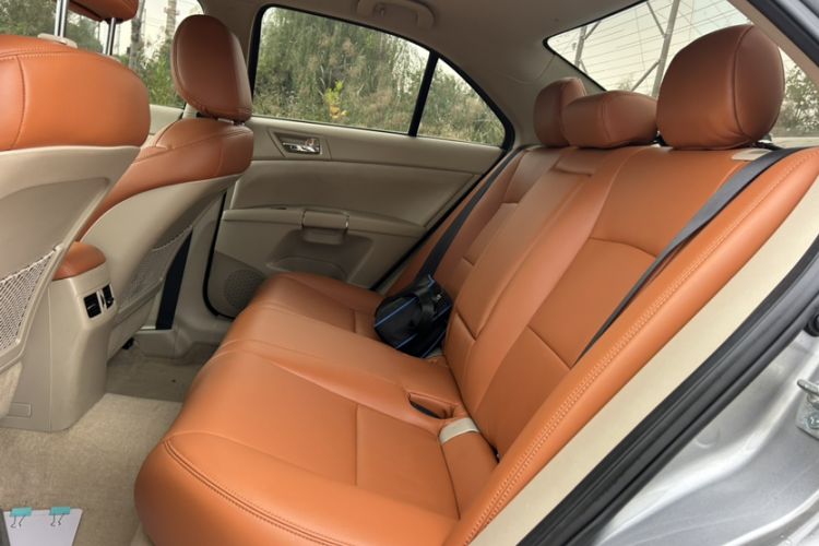 Used Suzuki Kizashi 2011 2.4L Two-Wheel Drive CVT Standard Edition Interior 4