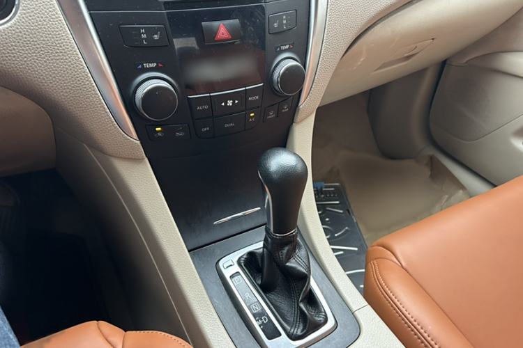 Used Suzuki Kizashi 2011 2.4L Two-Wheel Drive CVT Standard Edition Interior 6
