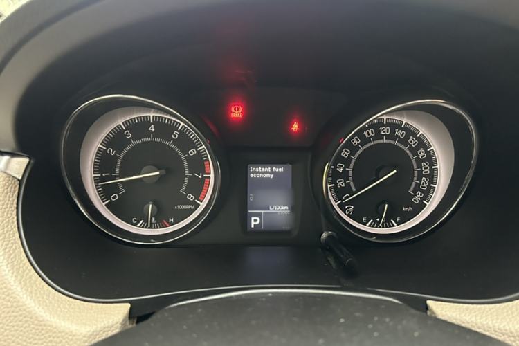 Used Suzuki Kizashi 2011 2.4L Two-Wheel Drive CVT Standard Edition Interior 7