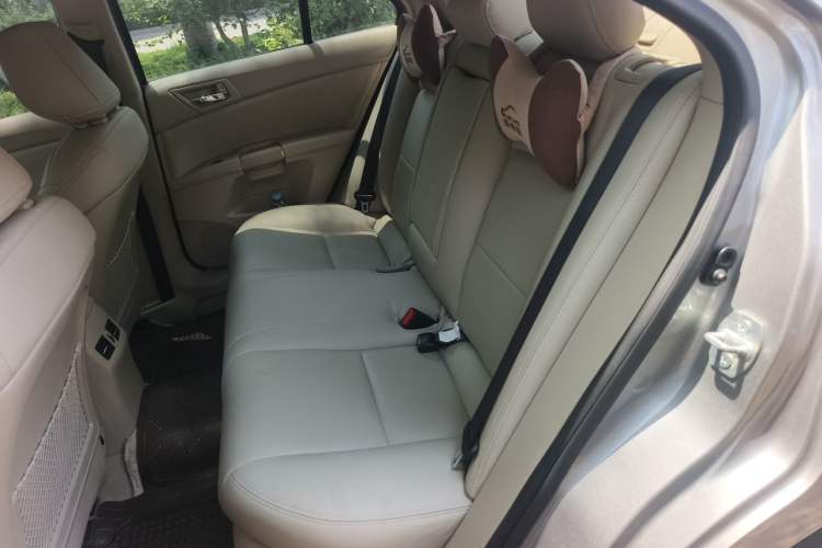 Used Suzuki Kizashi 2011 2.4L Two-Wheel Drive CVT Standard Edition Left Rear Seat
