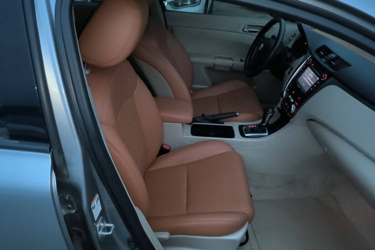 Used Suzuki Kizashi 2011 2.4L Two-Wheel Drive CVT Standard Edition Right Front Seat