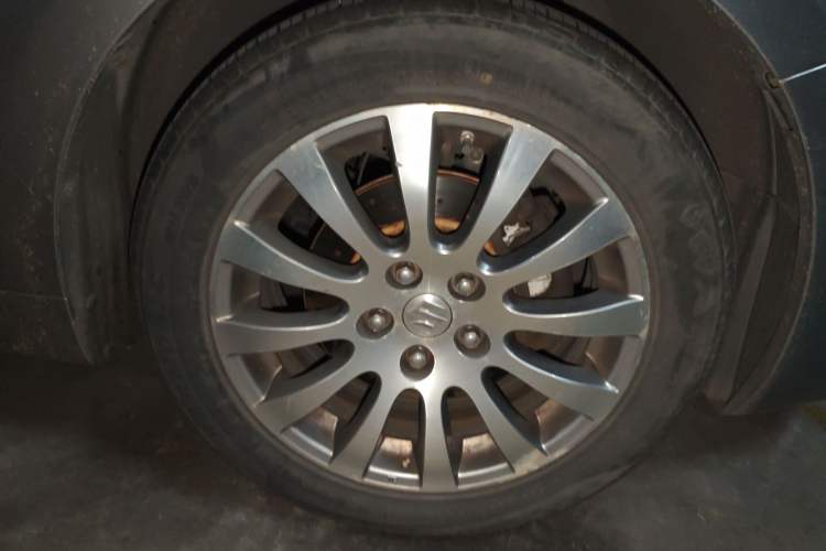 Used Suzuki Kizashi 2011 2.4L Two-Wheel Drive Manual Standard Edition Right Front Wheel Hub