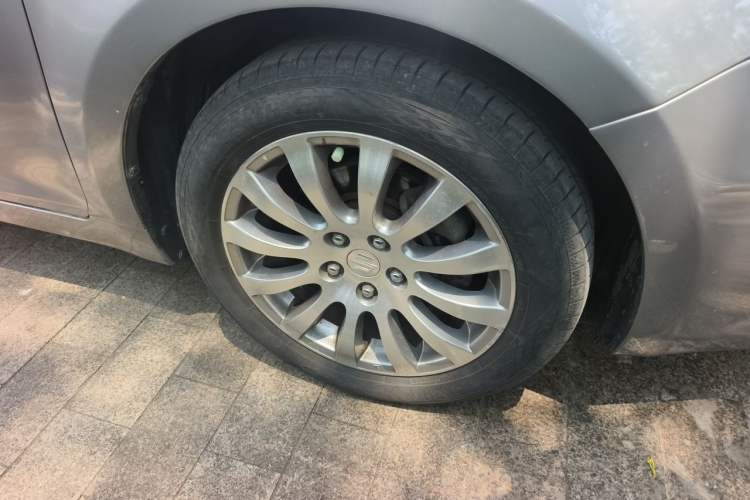 Used Suzuki Kizashi 2011 2.4L Two-Wheel Drive CVT Standard Edition Right Front Wheel Hub