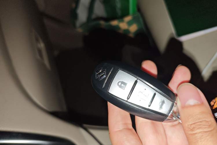 Used Suzuki Kizashi 2011 2.4L Two-Wheel Drive Manual Standard Edition Vehicle Key