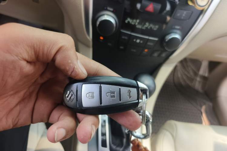 Used Suzuki Kizashi 2011 2.4L Two-Wheel Drive CVT Standard Edition Vehicle Key