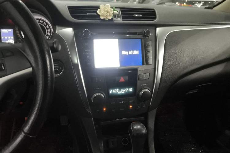 Used Suzuki Kizashi 2011 2.4L Two-Wheel Drive CVT Standard Edition Audio And AC Panel