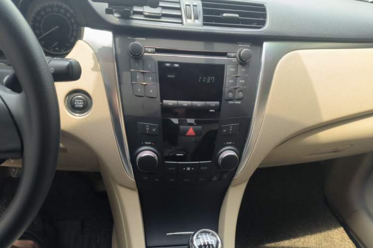 Used Suzuki Kizashi 2011 2.4L Two-Wheel Drive Manual Standard Edition Audio And AC Panel
