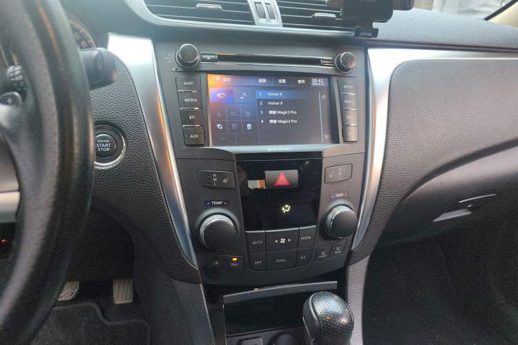 Used Suzuki Kizashi 2011 2.4L Two-Wheel Drive Luxury Navigation Edition Audio And AC Panel