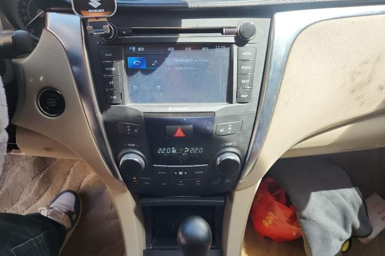 Used Suzuki Kizashi 2011 2.4L Two-Wheel Drive CVT Standard Edition Audio And AC Panel