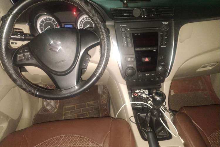 Used Suzuki Kizashi 2011 2.4L Two-Wheel Drive Manual Standard Edition Center Console