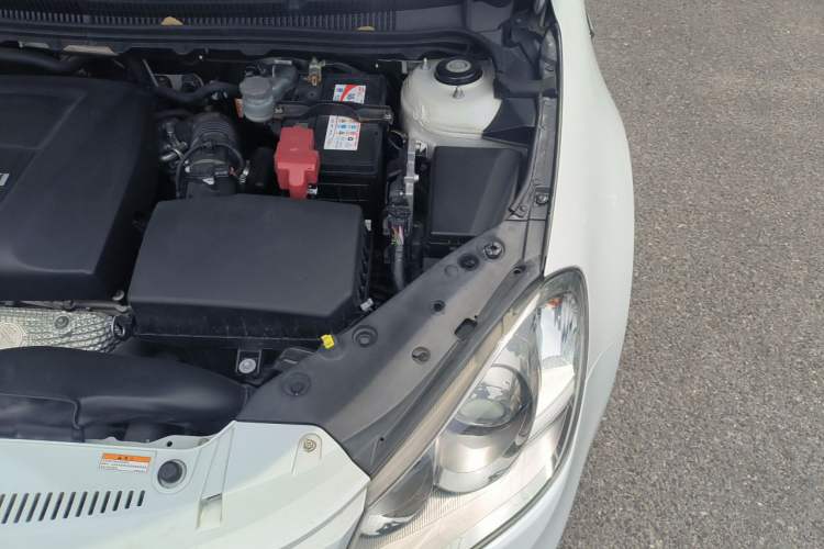 Used Suzuki Kizashi 2011 2.4L Two-Wheel Drive Manual Standard Edition Engine Bay Left