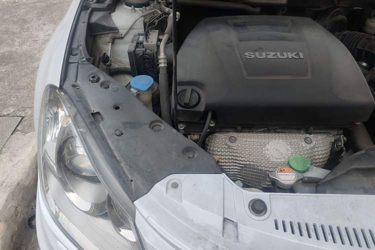 Used Suzuki Kizashi 2011 2.4L Two-Wheel Drive Luxury Navigation Edition Engine Bay Right