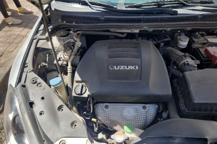 Used Suzuki Kizashi 2011 2.4L Two-Wheel Drive CVT Standard Edition Engine Bay Right