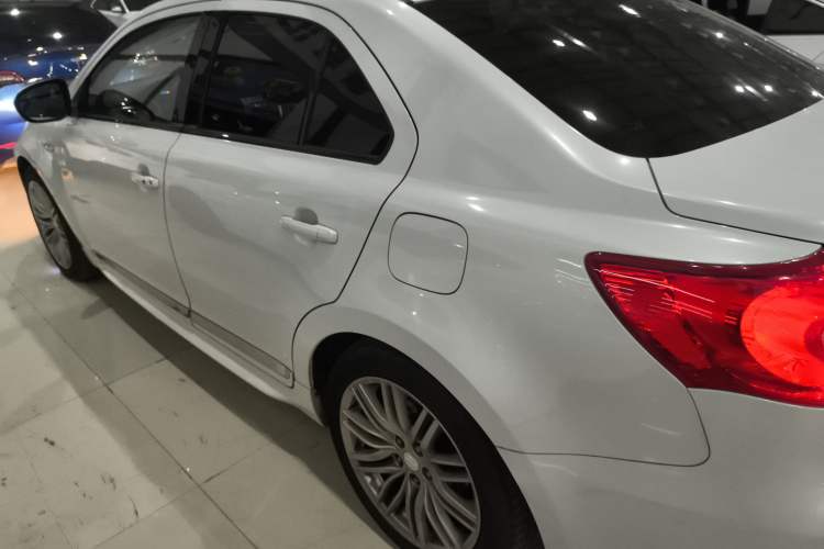 Used Suzuki Kizashi 2011 2.4L Two-Wheel Drive CVT Standard Edition Exterior 3