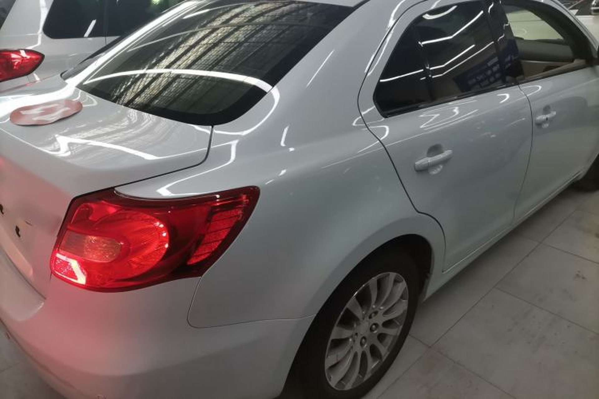 Used Suzuki Kizashi 2011 2.4L Two-Wheel Drive CVT Standard Edition Exterior 5