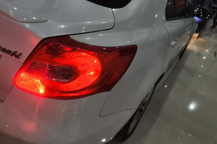 Used Suzuki Kizashi 2011 2.4L Two-Wheel Drive CVT Standard Edition Exterior 6