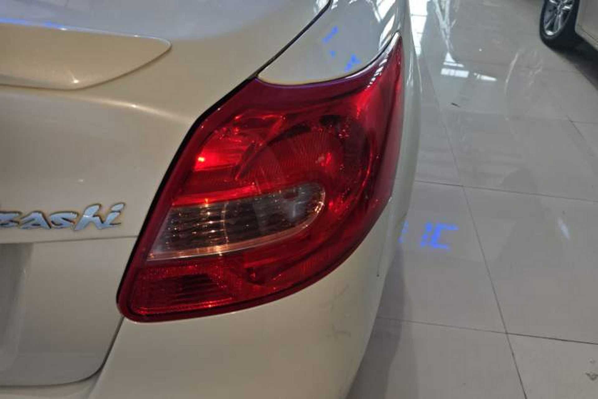 Used Suzuki Kizashi 2011 2.4L Two-Wheel Drive CVT Standard Edition Exterior 6