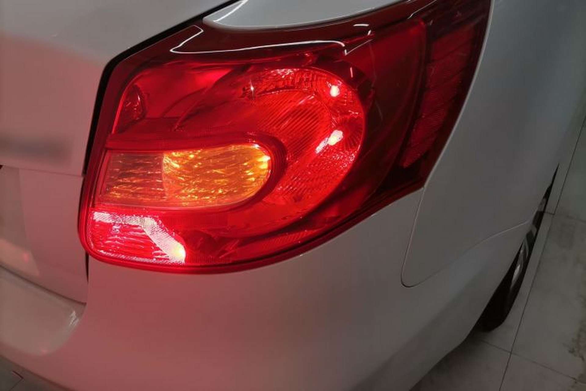 Used Suzuki Kizashi 2011 2.4L Two-Wheel Drive CVT Standard Edition Exterior 6