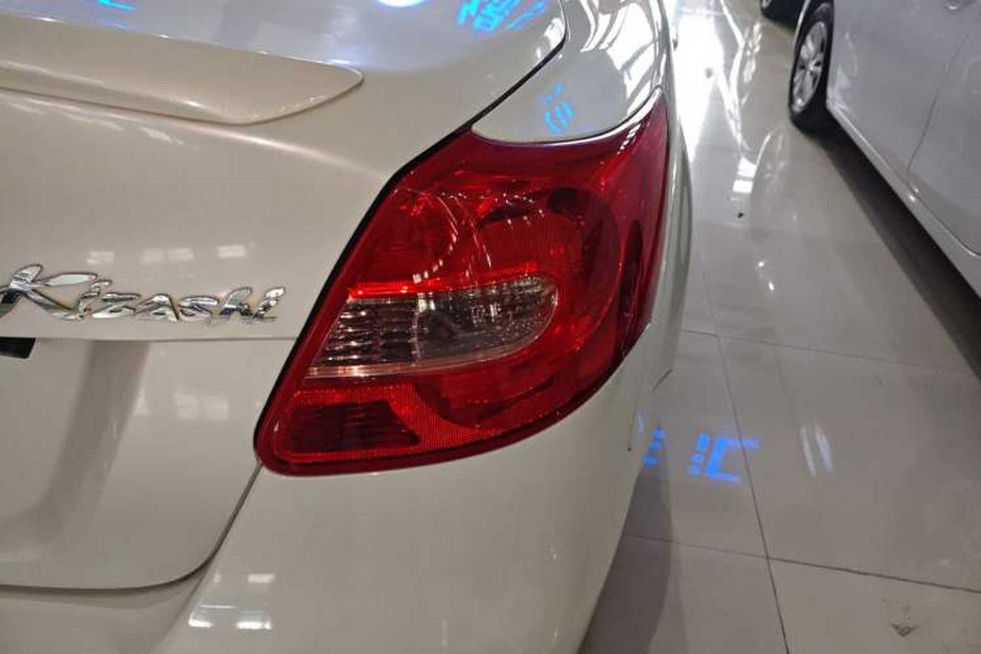 Used Suzuki Kizashi 2011 2.4L Two-Wheel Drive Luxury Navigation Edition Exterior 6
