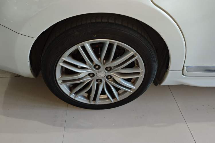 Used Suzuki Kizashi 2011 2.4L Two-Wheel Drive CVT Standard Edition Exterior 8