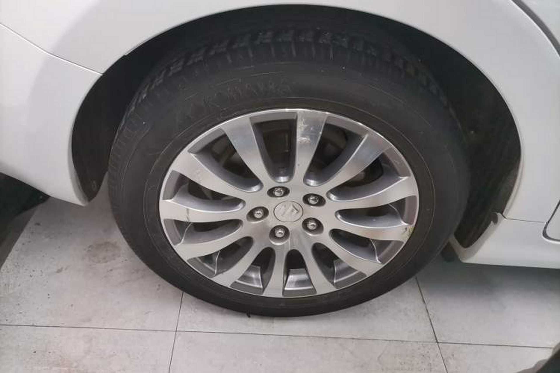 Used Suzuki Kizashi 2011 2.4L Two-Wheel Drive CVT Standard Edition Exterior 8