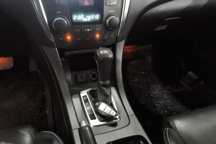 Used Suzuki Kizashi 2011 2.4L Two-Wheel Drive CVT Standard Edition Gear Lever