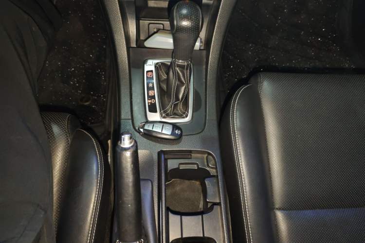Used Suzuki Kizashi 2011 2.4L Two-Wheel Drive CVT Standard Edition Gear Lever