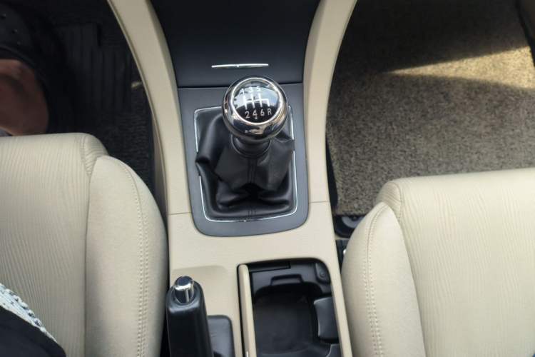 Used Suzuki Kizashi 2011 2.4L Two-Wheel Drive Manual Standard Edition Gear Lever