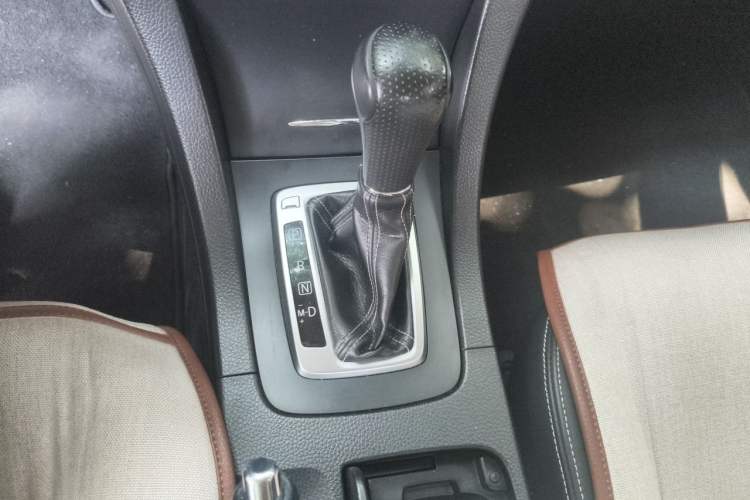 Used Suzuki Kizashi 2011 2.4L Two-Wheel Drive Sport with Navigation Gear Lever